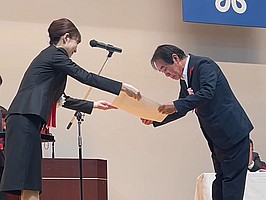 副知事から賞状を受け取る橋内さんの写真
